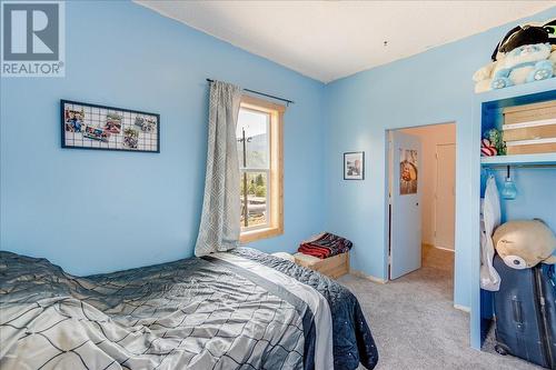 2489 Purdy Road, Robson, BC - Indoor Photo Showing Bedroom