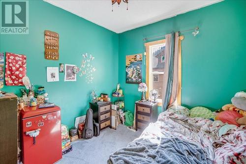 2489 Purdy Road, Robson, BC - Indoor Photo Showing Bedroom