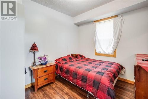 2489 Purdy Road, Robson, BC - Indoor Photo Showing Bedroom