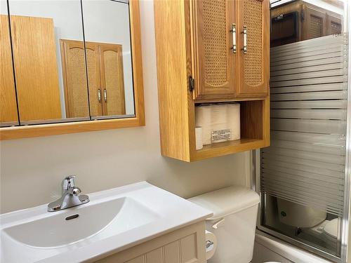 1246 6Th Street, Brandon, MB - Indoor Photo Showing Bathroom