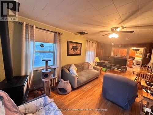 48 Middle Street, Georgina, ON - Indoor Photo Showing Living Room