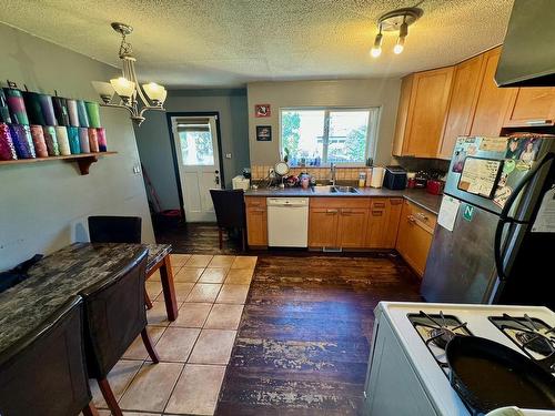 1204 Nicola Street, Kamloops, BC - Indoor Photo Showing Kitchen With Double Sink