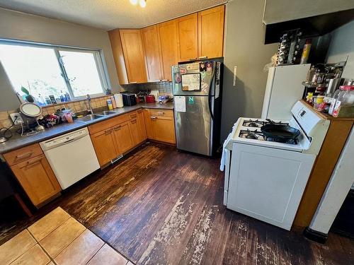 1204 Nicola Street, Kamloops, BC - Indoor Photo Showing Kitchen With Double Sink