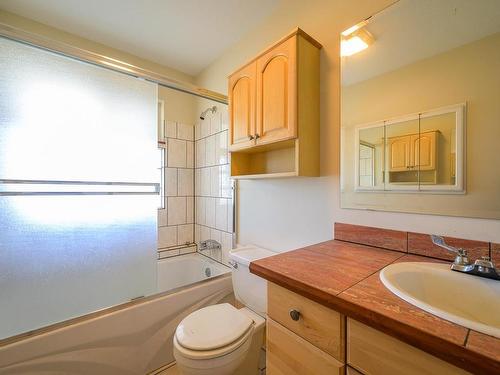 4493 Cammeray Drive, Kamloops, BC - Indoor Photo Showing Bathroom