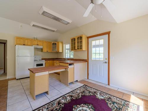 4493 Cammeray Drive, Kamloops, BC - Indoor Photo Showing Kitchen