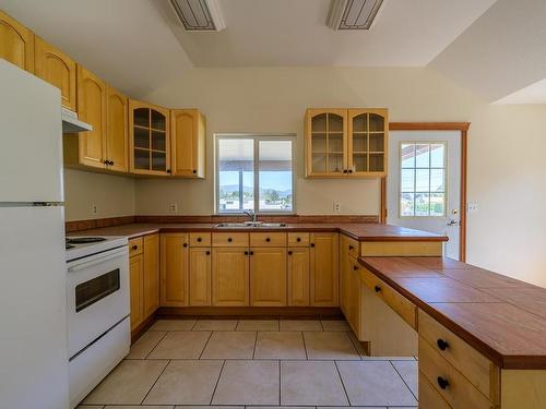 4493 Cammeray Drive, Kamloops, BC - Indoor Photo Showing Kitchen With Double Sink