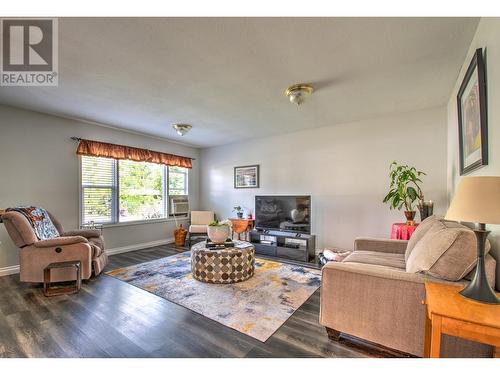 340 28 Street Ne, Salmon Arm, BC - Indoor Photo Showing Living Room