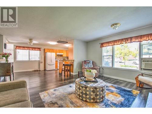 340 28 Street Ne, Salmon Arm, BC - Indoor Photo Showing Living Room