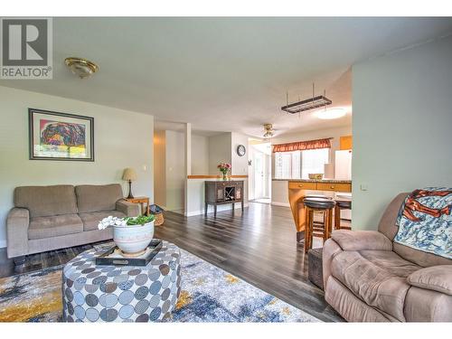 340 28 Street Ne, Salmon Arm, BC - Indoor Photo Showing Living Room