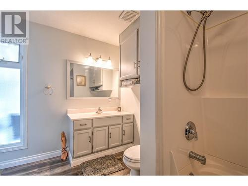 340 28 Street Ne, Salmon Arm, BC - Indoor Photo Showing Bathroom