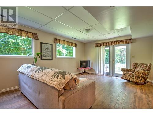 340 28 Street Ne, Salmon Arm, BC - Indoor Photo Showing Living Room