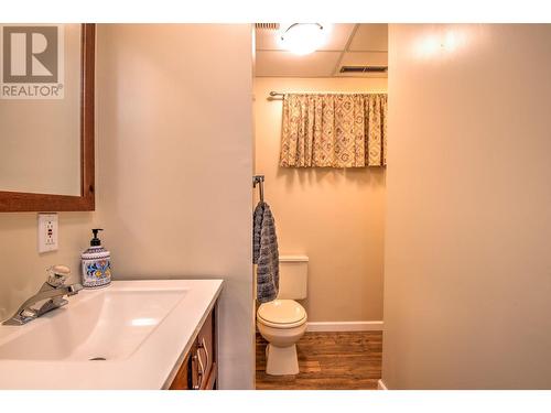 340 28 Street Ne, Salmon Arm, BC - Indoor Photo Showing Bathroom