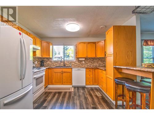 340 28 Street Ne, Salmon Arm, BC - Indoor Photo Showing Kitchen