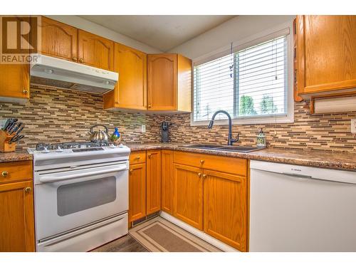 340 28 Street Ne, Salmon Arm, BC - Indoor Photo Showing Kitchen