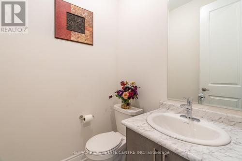 8 Pond View Gate, Hamilton, ON - Indoor Photo Showing Bathroom