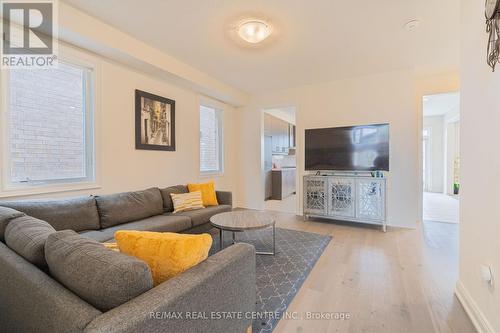 8 Pond View Gate, Hamilton, ON - Indoor Photo Showing Living Room