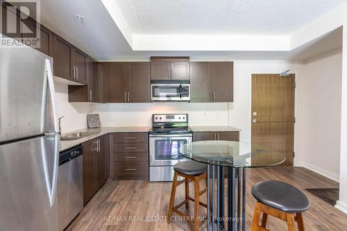 Ll14 - 25 Kay Crescent, Guelph (Guelph South), ON - Indoor Photo Showing Kitchen With Stainless Steel Kitchen