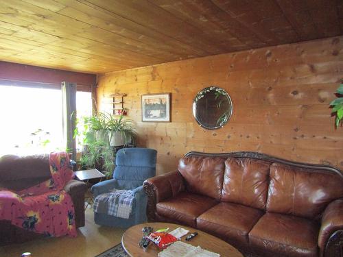 5935 Spencer Road, Grand Forks, BC - Indoor Photo Showing Living Room