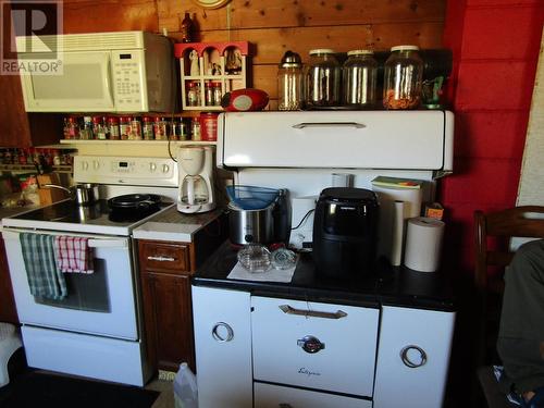 5935 Spencer Road, Grand Forks, BC - Indoor Photo Showing Kitchen