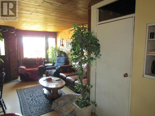 5935 Spencer Road, Grand Forks, BC - Indoor Photo Showing Living Room