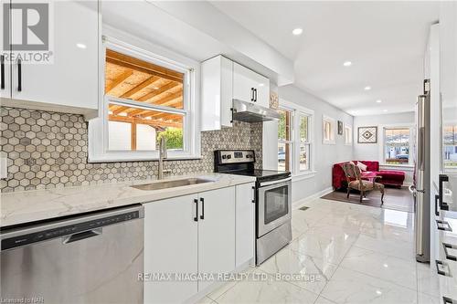 458 Lakeside Road, Fort Erie, ON - Indoor Photo Showing Kitchen With Upgraded Kitchen