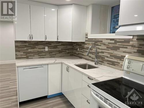 B-400 O'Connor Street, Ottawa, ON - Indoor Photo Showing Kitchen