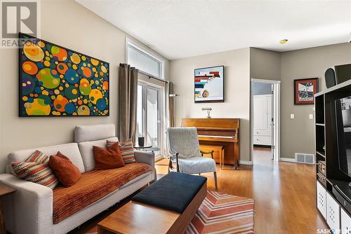 507 1901 Victoria Avenue, Regina, SK - Indoor Photo Showing Living Room