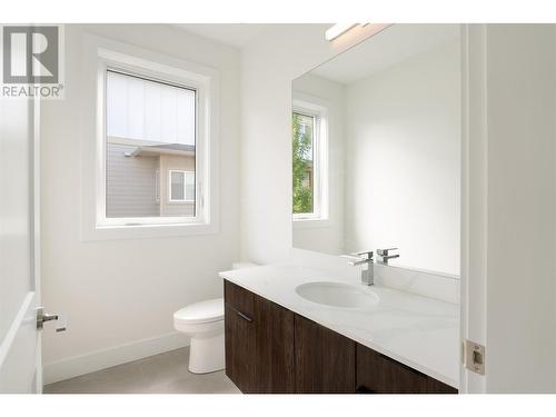 235 Taylor Road Unit# 2, Kelowna, BC - Indoor Photo Showing Bathroom