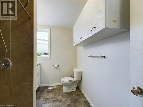 10 Paterson Street, Tiverton, ON - Indoor Photo Showing Bathroom