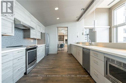 504 - 2087 Fairview Street, Burlington (Brant), ON - Indoor Photo Showing Kitchen With Upgraded Kitchen