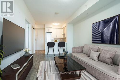 504 - 2087 Fairview Street, Burlington (Brant), ON - Indoor Photo Showing Living Room