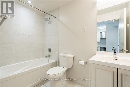 504 - 2087 Fairview Street, Burlington (Brant), ON - Indoor Photo Showing Bathroom