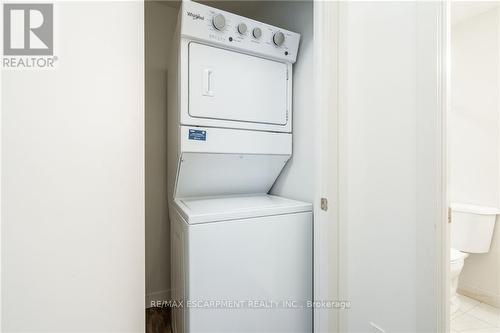 504 - 2087 Fairview Street, Burlington (Brant), ON - Indoor Photo Showing Laundry Room