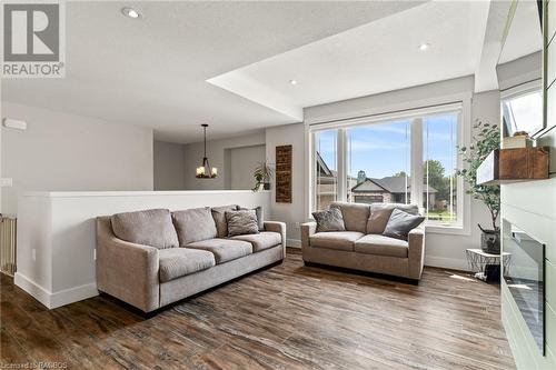 167 17Th Avenue A, Hanover, ON - Indoor Photo Showing Living Room