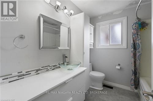 167 Wellington Street, Welland, ON - Indoor Photo Showing Bathroom