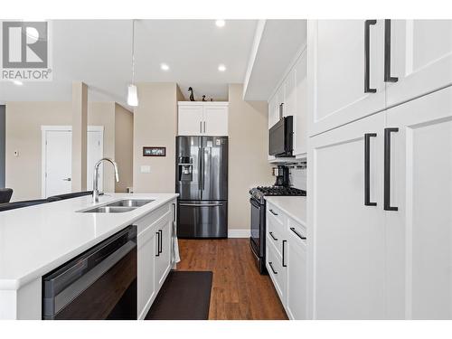 2810 15 Avenue Ne Unit# 8, Salmon Arm, BC - Indoor Photo Showing Kitchen With Double Sink With Upgraded Kitchen