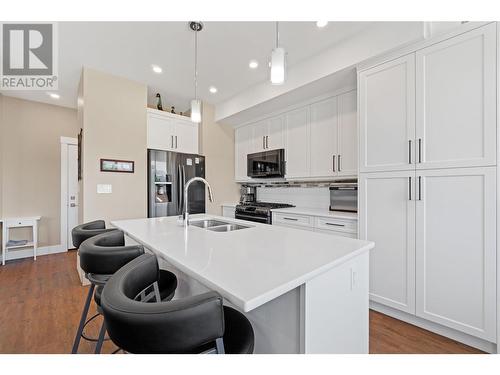 2810 15 Avenue Ne Unit# 8, Salmon Arm, BC - Indoor Photo Showing Kitchen With Double Sink With Upgraded Kitchen