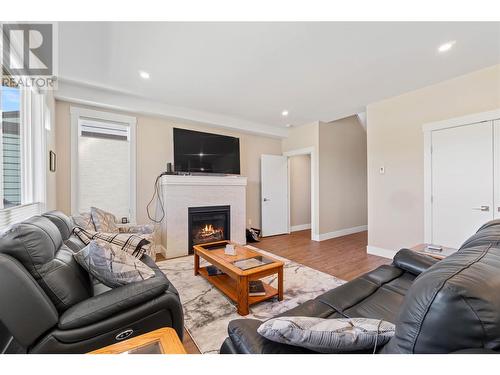 2810 15 Avenue Ne Unit# 8, Salmon Arm, BC - Indoor Photo Showing Living Room With Fireplace