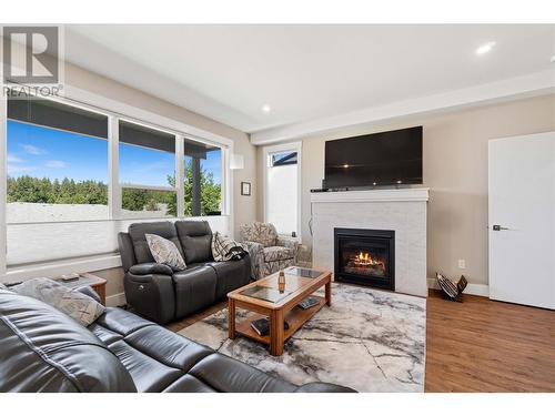 2810 15 Avenue Ne Unit# 8, Salmon Arm, BC - Indoor Photo Showing Living Room With Fireplace