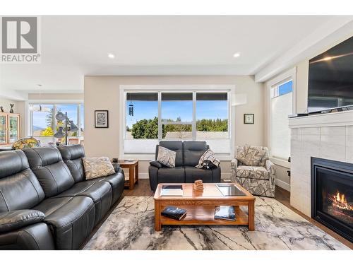 2810 15 Avenue Ne Unit# 8, Salmon Arm, BC - Indoor Photo Showing Living Room With Fireplace