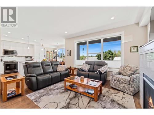 2810 15 Avenue Ne Unit# 8, Salmon Arm, BC - Indoor Photo Showing Living Room