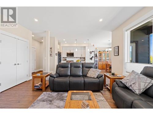 2810 15 Avenue Ne Unit# 8, Salmon Arm, BC - Indoor Photo Showing Living Room