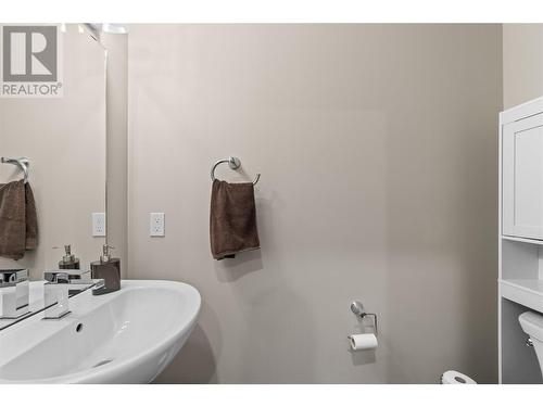 2810 15 Avenue Ne Unit# 8, Salmon Arm, BC - Indoor Photo Showing Bathroom