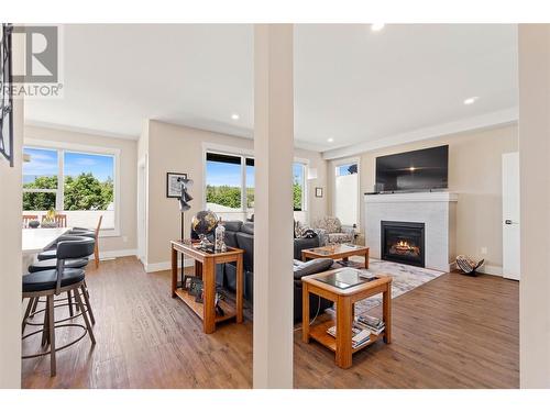 2810 15 Avenue Ne Unit# 8, Salmon Arm, BC - Indoor Photo Showing Living Room With Fireplace