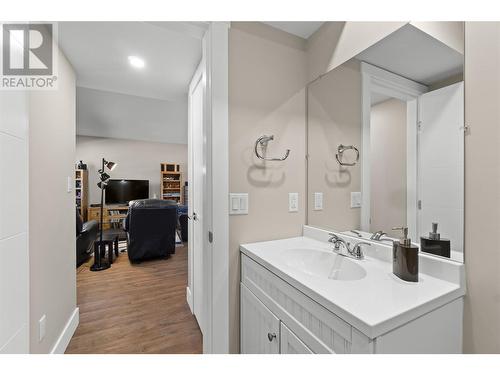 2810 15 Avenue Ne Unit# 8, Salmon Arm, BC - Indoor Photo Showing Bathroom