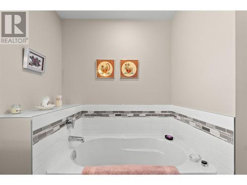 2810 15 Avenue Ne Unit# 8, Salmon Arm, BC - Indoor Photo Showing Bathroom