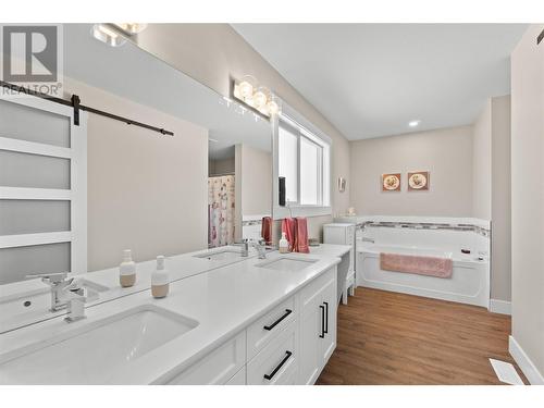 2810 15 Avenue Ne Unit# 8, Salmon Arm, BC - Indoor Photo Showing Bathroom