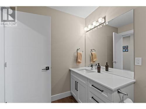 2810 15 Avenue Ne Unit# 8, Salmon Arm, BC - Indoor Photo Showing Bathroom