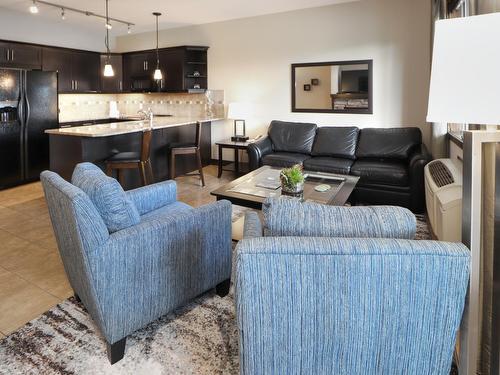 822A - 800 Bighorn Boulevard, Radium Hot Springs, BC - Indoor Photo Showing Living Room