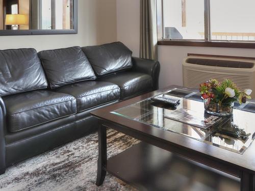 822A - 800 Bighorn Boulevard, Radium Hot Springs, BC - Indoor Photo Showing Living Room